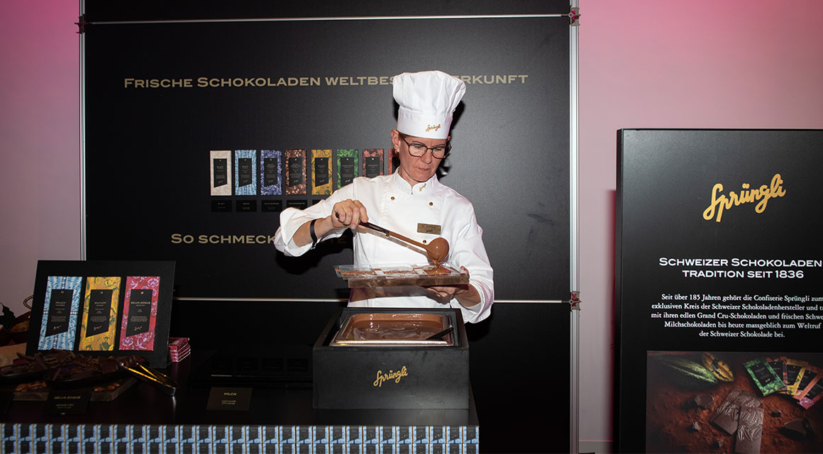 Live chocolate bar moulding at the Baloise Session 2023
